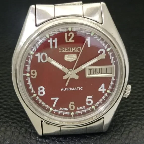 Vintage 1977 Seiko Automatic Mens Silver Watch W/daydate & Red accents - Picture 4 of 10